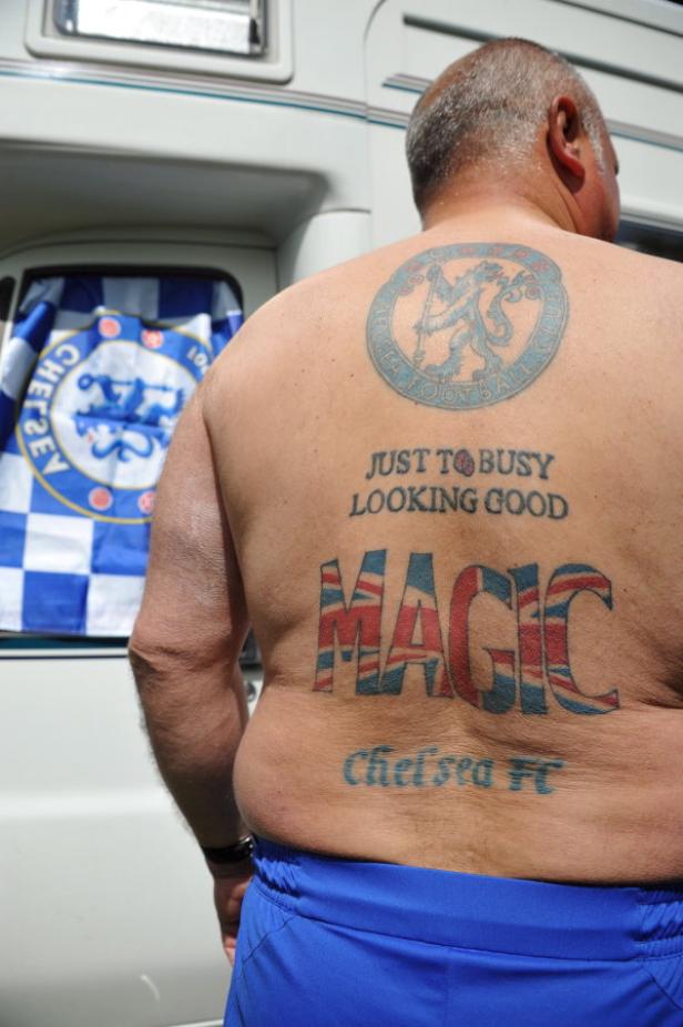 Ein Mann mit Tätowierungen des Chelsea FC auf dem Rücken.