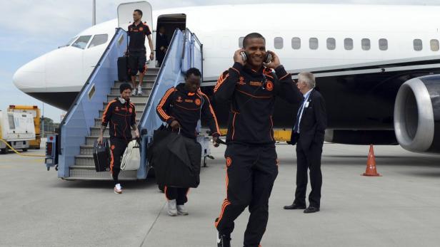 Fußballspieler steigen aus einem Flugzeug.