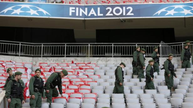 Polizisten inspizieren die Tribünen während des Champions-League-Finales 2012.