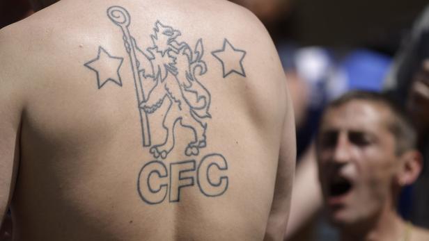 Ein Mann mit einem Tattoo des Chelsea Football Club auf dem Rücken.