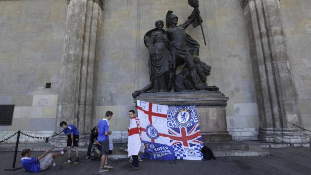 Chelsea-Fans feiern vor einer Statue in München.