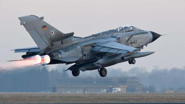 GERMANY-TURKEY-SYRIA-UNREST-ISIS Ein Tornado-Kampfflugzeug der Bundeswehr startet mit aktiviertem Nachbrenner.