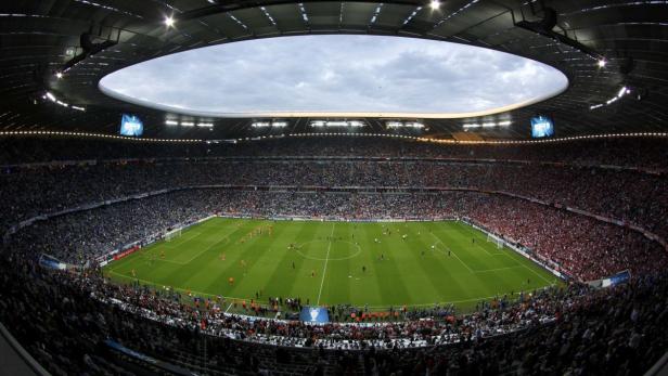 Blick in ein Fußballstadion mit vielen Zuschauern während eines Spiels.