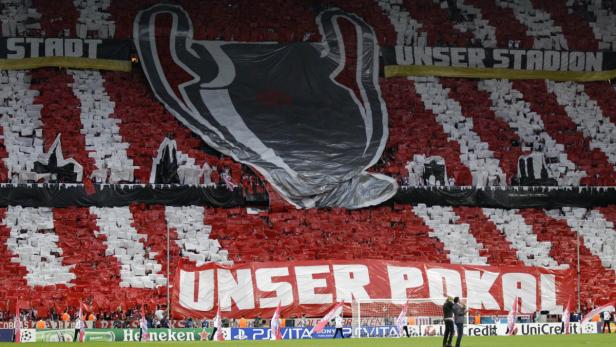 Eine rot-weiße Fanchoreografie mit dem Champions-League-Pokal im Hintergrund.
