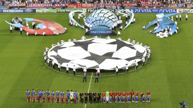 Eröffnungszeremonie des Champions-League-Finales 2012 in München mit riesigen Fußballdekorationen.
