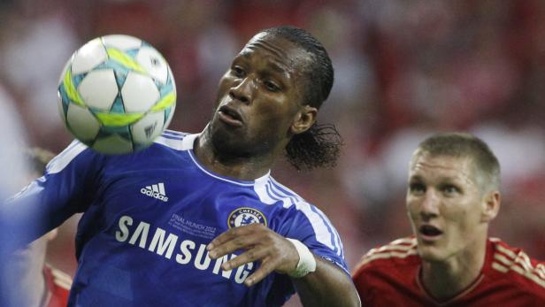 Didier Drogba köpft den Ball während eines Fußballspiels.