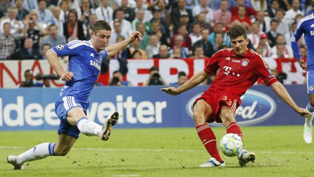 Zwei Fußballspieler im Zweikampf während eines Fußballspiels.