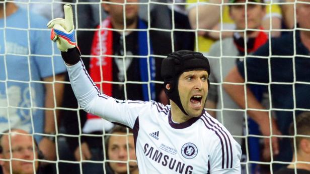 Petr Čech, Torwart von Chelsea, gestikuliert während eines Fußballspiels.