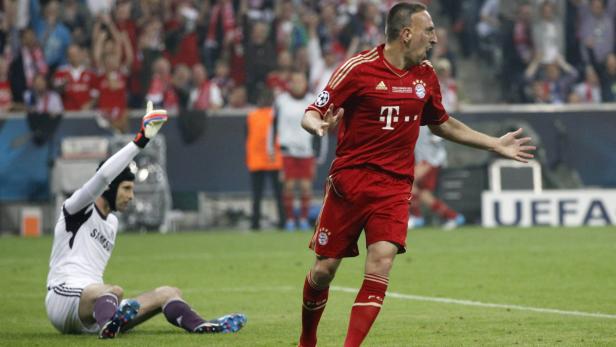 Franck Ribéry jubelt, während ein Torwart auf dem Rasen sitzt.