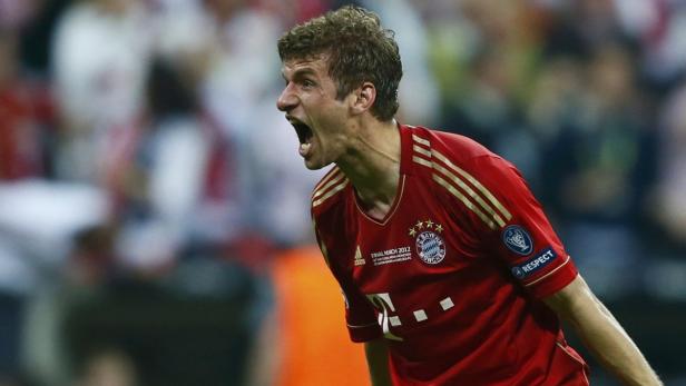 Thomas Müller schreit während eines Fußballspiels.