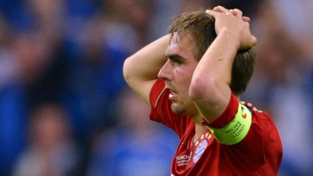 Philipp Lahm, sichtlich enttäuscht, hält die Hände über dem Kopf.