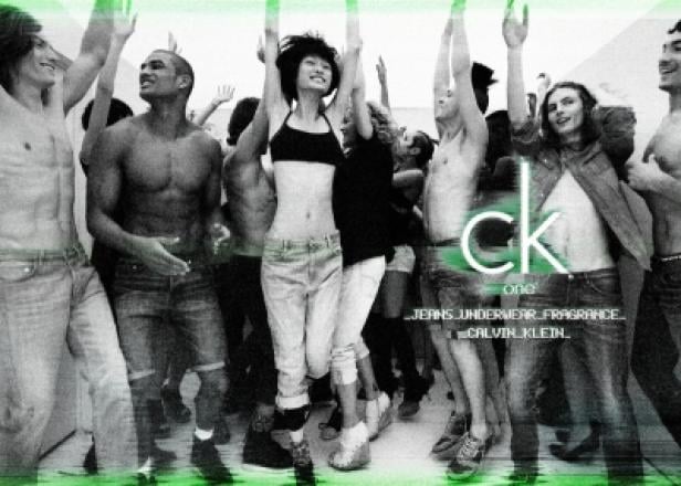 ck one - Kampagne - Calvin Klein - Steve Meisel Eine Gruppe von Models posiert für eine Calvin Klein „ck one“-Werbung.