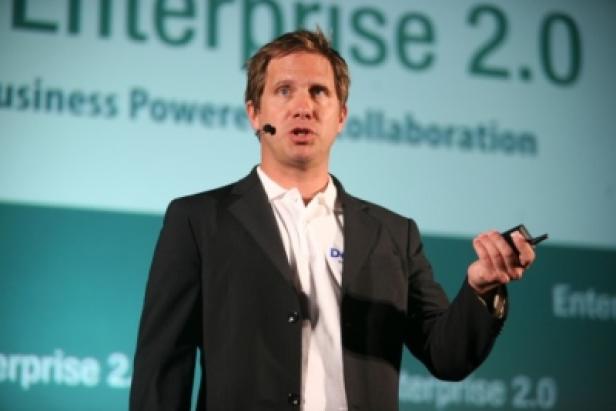 Tilman Eberle, Kommunikationsverantwortlicher Doodle (c: netzdialog vorarlberg) Ein Mann mit Mikrofon hält eine Präsentation zum Thema Enterprise 2.0.