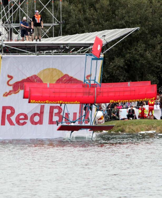 Red Bull Flugtag: "Extrem-Kamikaze-Flug-Griller"