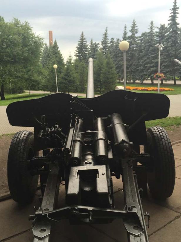 Eine sowjetische Kanone vom Typ 52-K im Freien.