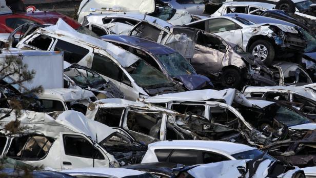 Ein Schrottplatz voller zerstörter Autos.