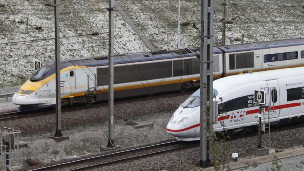 Ein Eurostar-Zug und ein ICE-Zug stehen auf Bahngleisen.