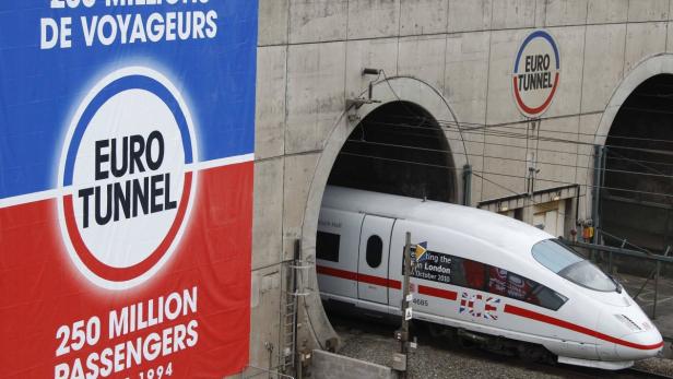 Ein ICE-Zug fährt in den Eurotunnel ein.