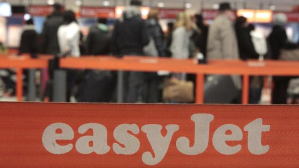 Eine Warteschlange vor einem EasyJet-Schalter auf einem Flughafen.