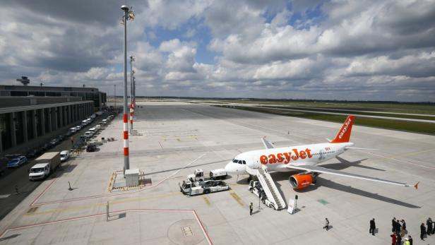 Ein EasyJet-Flugzeug steht auf dem Rollfeld des Flughafens.