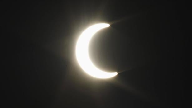 Eine partielle Sonnenfinsternis erzeugt eine helle, sichelförmige Erscheinung.