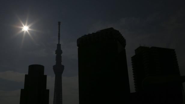 Silhouette des Tokyo Skytree und umliegender Gebäude unter einem hellen Himmel.