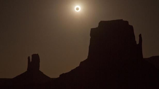 Eine ringförmige Sonnenfinsternis über den Felsformationen des Monument Valley.