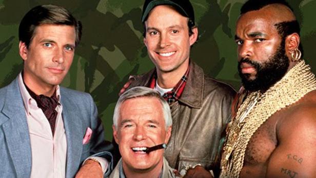 Die Besetzung der Fernsehserie „Das A-Team“ posiert vor einem Tarnfleck-Hintergrund.