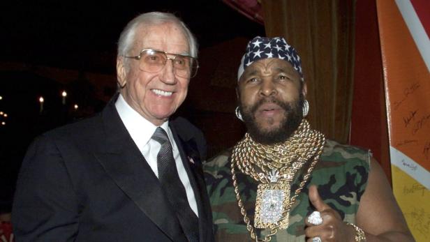 George Steinbrenner und Mr. T posieren zusammen für ein Foto.
