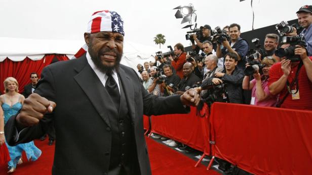 Mr. T auf einem roten Teppich, umringt von Fotografen.
