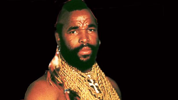 Porträt von Mr. T mit Irokesenschnitt und zahlreichen goldenen Ketten.