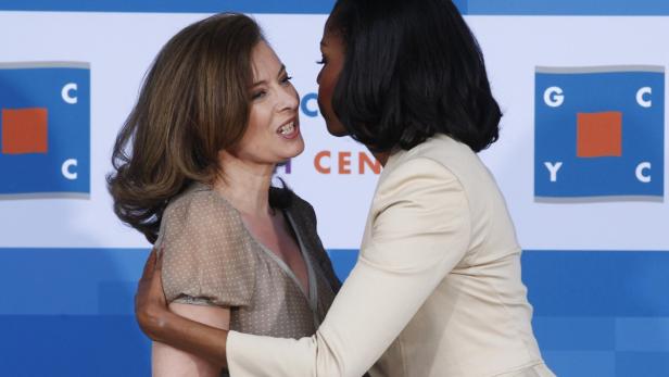 Michelle Obama umarmt eine Frau bei einer Veranstaltung des NYC Cancer Center.