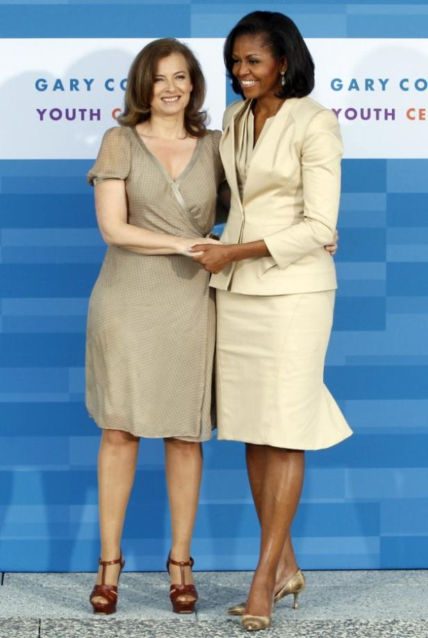 Michelle Obama mit einer Frau bei einer Veranstaltung des Gary Comer Youth Center.