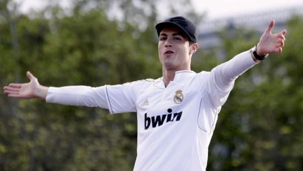 Cristiano Ronaldo im Real Madrid Trikot mit ausgestreckten Armen.
