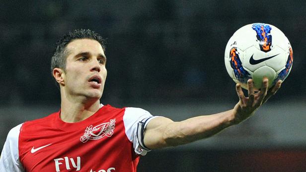 Robin van Persie im Trikot des FC Arsenal mit einem Fußball in der Hand.