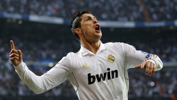 Cristiano Ronaldo jubelt in seinem Trikot von Real Madrid mit erhobenem Zeigefinger.