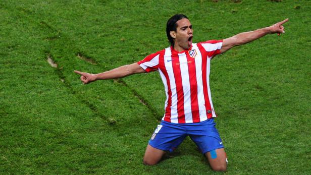 Radamel Falcao jubelt auf dem Rasen, auf beide Seiten zeigend.