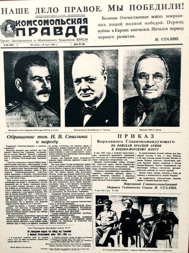 Titelseite der „Komsomolskaja Prawda“ vom 10. Mai 1945 mit Stalin, Churchill und Truman.