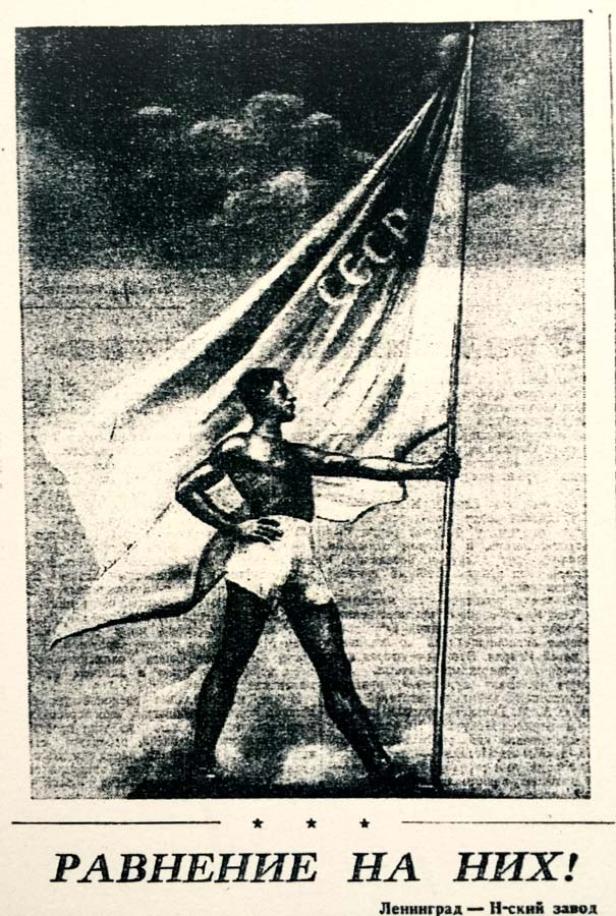 Ein Mann hält eine Flagge der UdSSR in die Höhe.