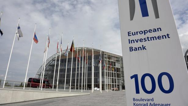 Das Gebäude der Europäischen Investitionsbank in Luxemburg mit Flaggen davor.