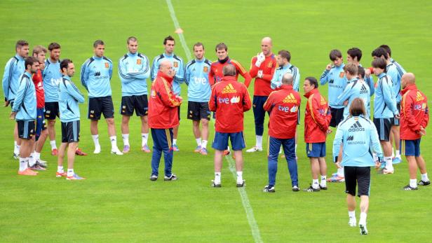 Die spanische Fußballnationalmannschaft bei einer Trainingseinheit auf dem Rasen.