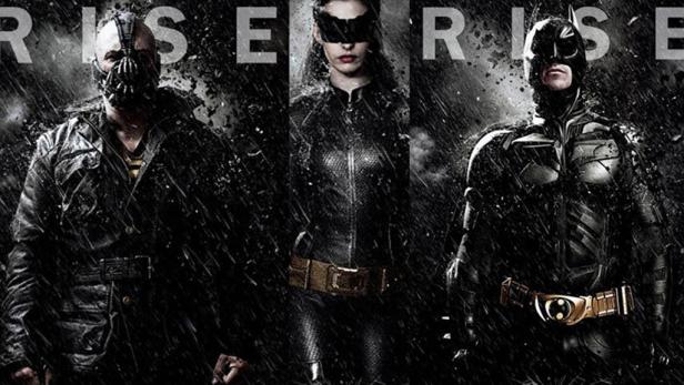 Bane, Catwoman und Batman stehen vor dem Hintergrund des Filmtitels „Rise“.