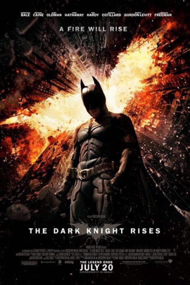 Das Filmplakat für „The Dark Knight Rises“ zeigt Batman vor einer brennenden Stadt.