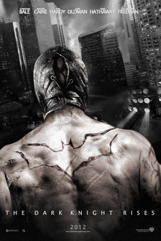 Ein Schwarz-Weiß-Poster für „The Dark Knight Rises“ mit Bane, dessen Rücken ein zerbrochenes Batman-Logo zeigt.