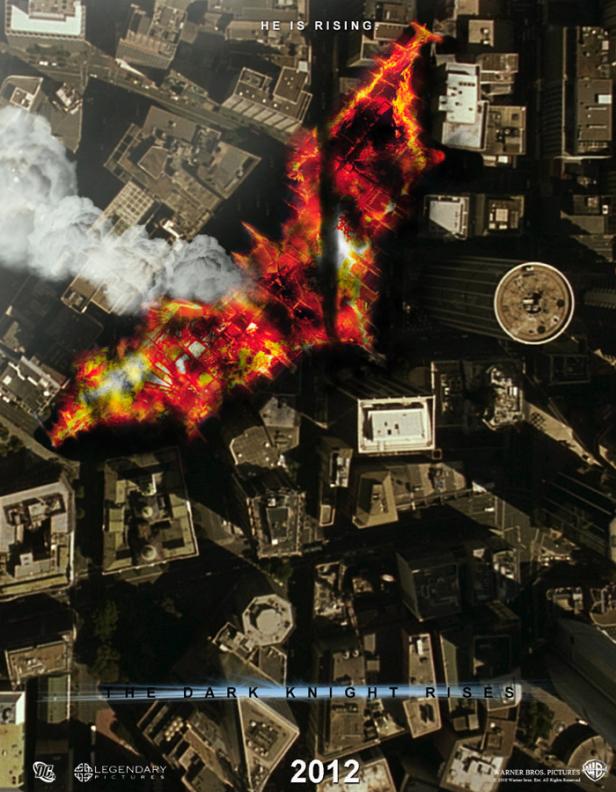 Ein brennendes Fledermaussymbol über einer Stadtkulisse für den Film „The Dark Knight Rises“.