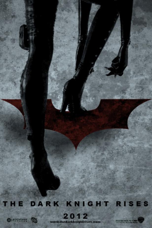 Das Filmplakat für „The Dark Knight Rises“ zeigt Catwomans Füße auf dem Batman-Logo.