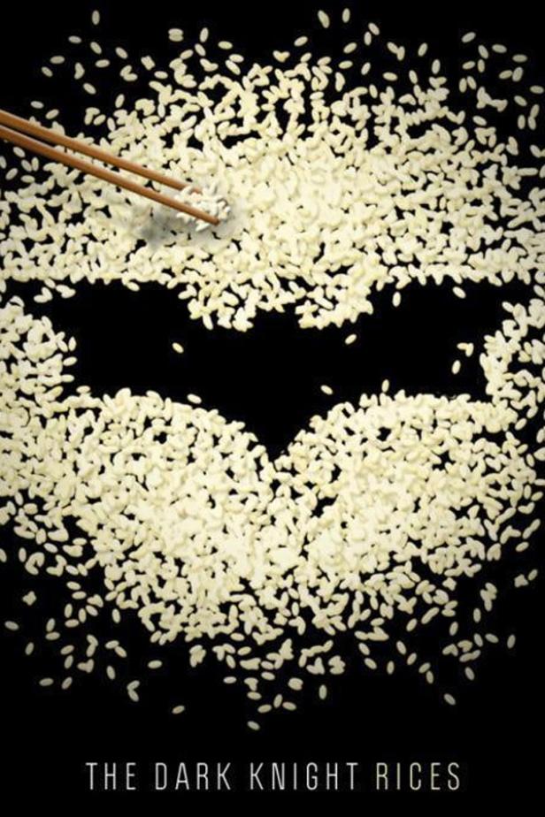 Reis wurde mit Stäbchen in Form des Batman-Logos auf schwarzem Hintergrund angeordnet.