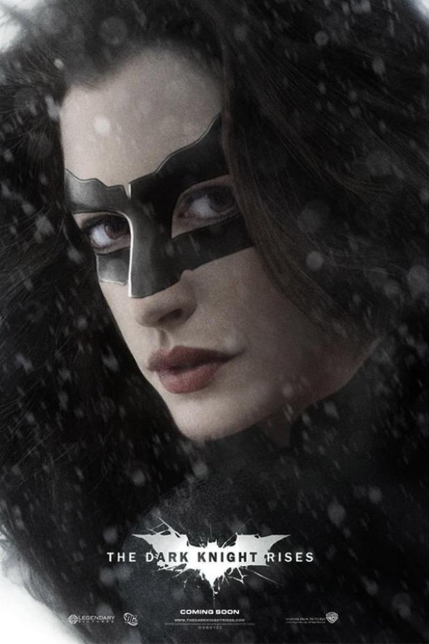 Anne Hathaway als Catwoman auf einem Werbeplakat für „The Dark Knight Rises“.