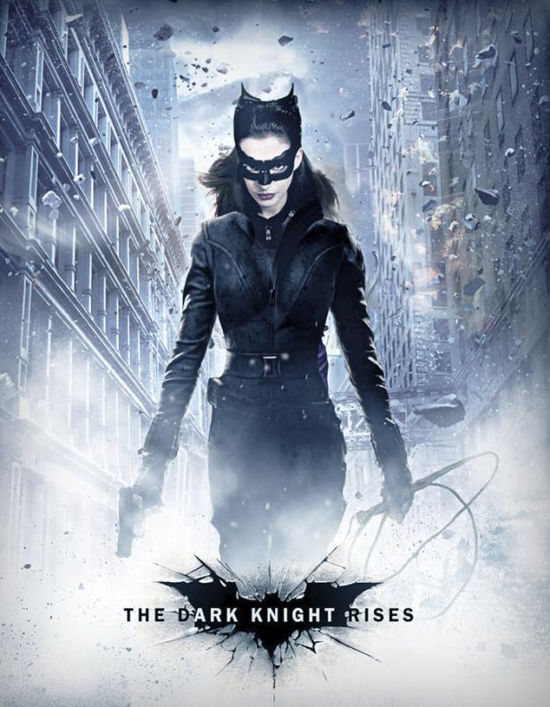 Catwoman, dargestellt von Anne Hathaway, auf einem Werbeplakat für „The Dark Knight Rises“.
