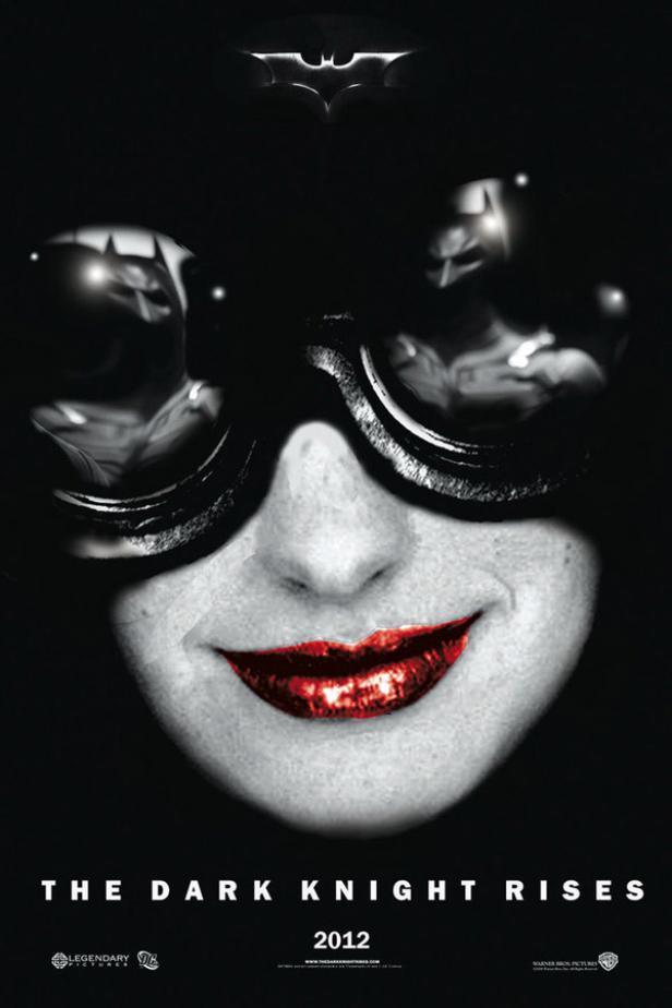 Ein Filmposter für „The Dark Knight Rises“ mit dem Gesicht von Catwoman, deren Brille Batman reflektiert.